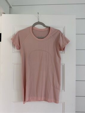 lululemon athletica Women's Short Sleeve Tee - Light Pink